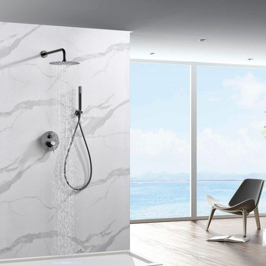 Conjunto de duche Monza Black Gun Metal instalado em cabine de duche moderna com parede de mármore branco.