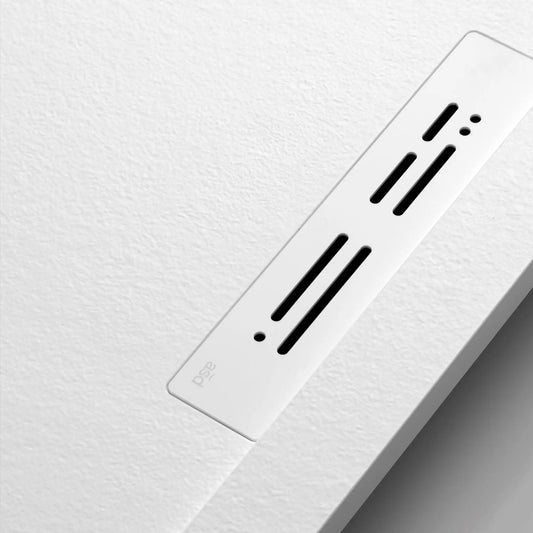 alt='Pormenor da grelha de escoamento alongada e integrada na base de chuveiro ASD Planstone Slim branca.'