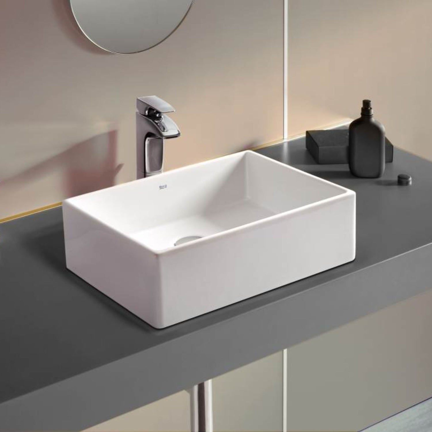 Lavatório de bancada Roca Sofia 46 cm branco em ambiente de casa de banho, com torneira de bancada alta.