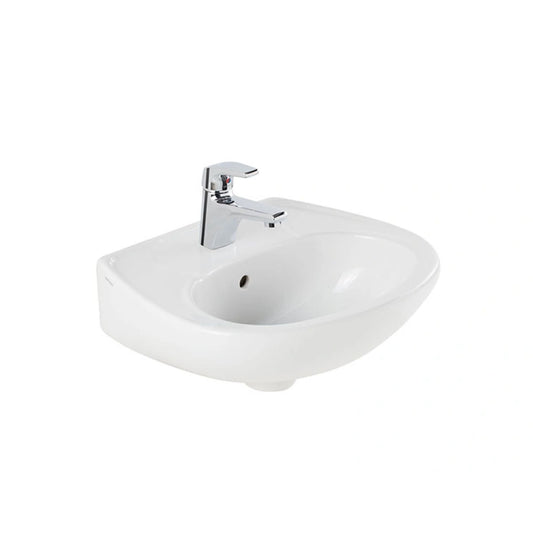 Lavatório Sanindusa Mondego branco com torneira cromada instalada.