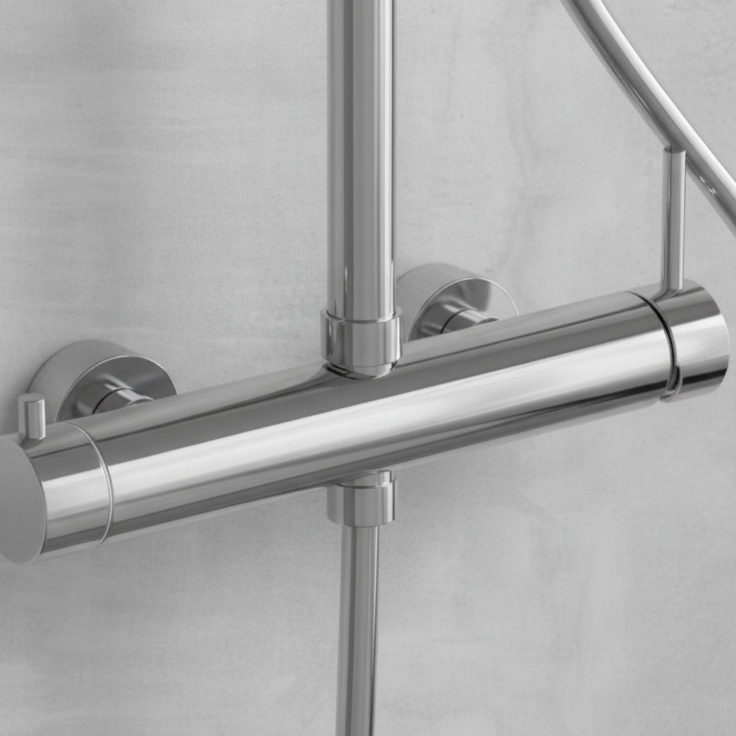 Detalhe da misturadora monocomando cromada da coluna Essenza com manípulo lateral de precisão.