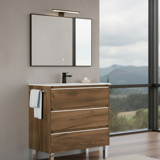 Ambiente de casa de banho com móvel Menacho 80cm Nogal Natural, espelho e vista panorâmica