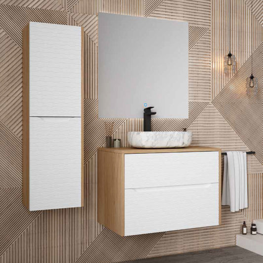 Móvel de casa de banho suspenso Menacho 80cm Roble Ocre e gavetas texturizadas Branco Polar em ambiente, com coluna e lavatório de pousar.