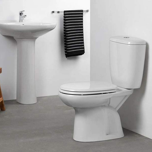 Pack sanita Sanindusa Luxor branco instalado numa casa de banho moderna, ao lado de um lavatório com pedestal branco.