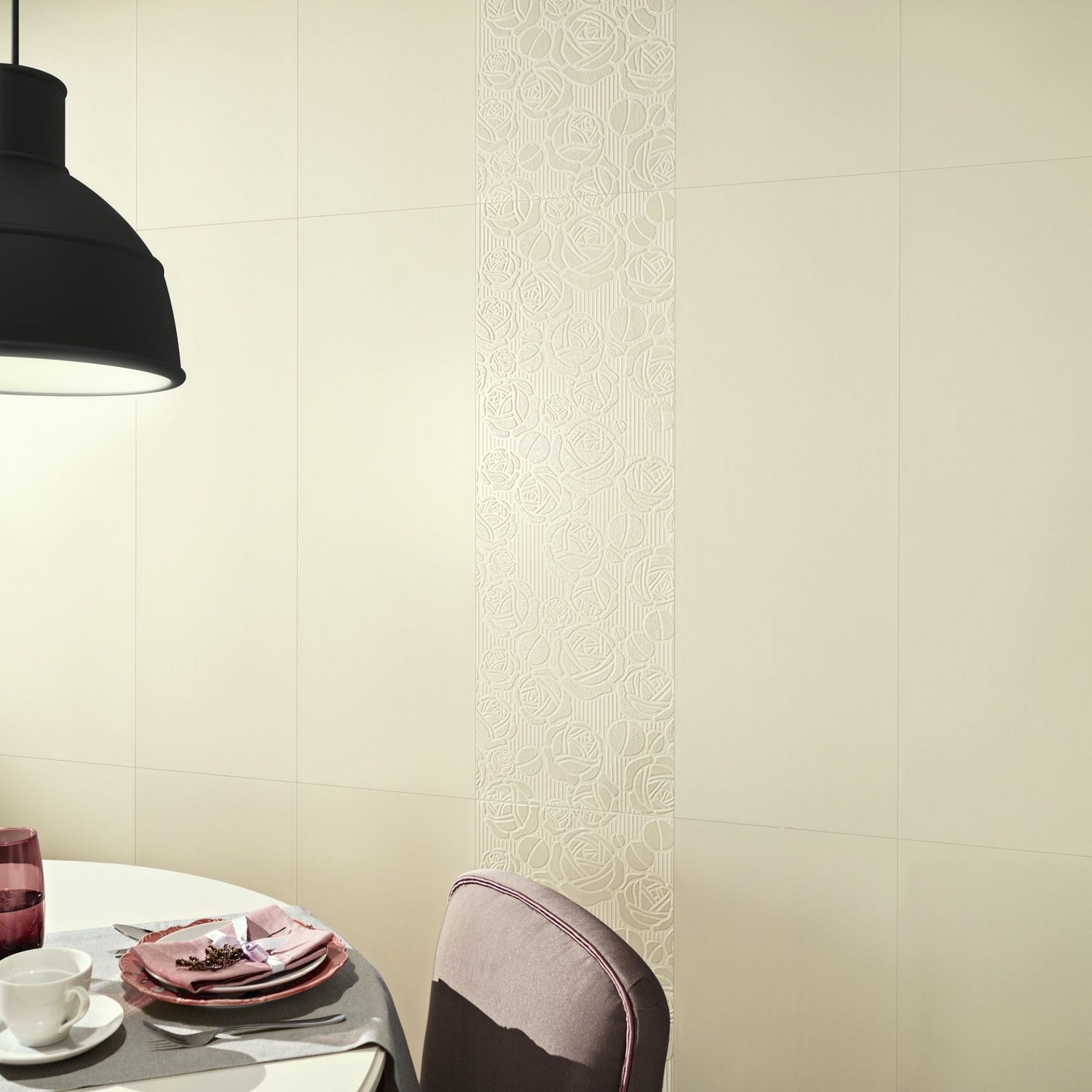 Parede de sala de jantar com aplicação de revestimento Revigres Neutral Marfim mate em combinação com decoração floral.