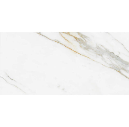 alt text = 'Detalhe de perto do pavimento cerâmico Supreme Calacata, mostrando o fundo branco e os veios que imitam mármore'