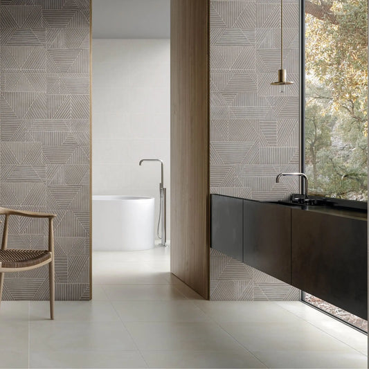 Pavimento 60x60 Newstreet Pearl NW09 Eco aplicado numa casa de banho moderna, com paredes em tons de cinzento e móveis