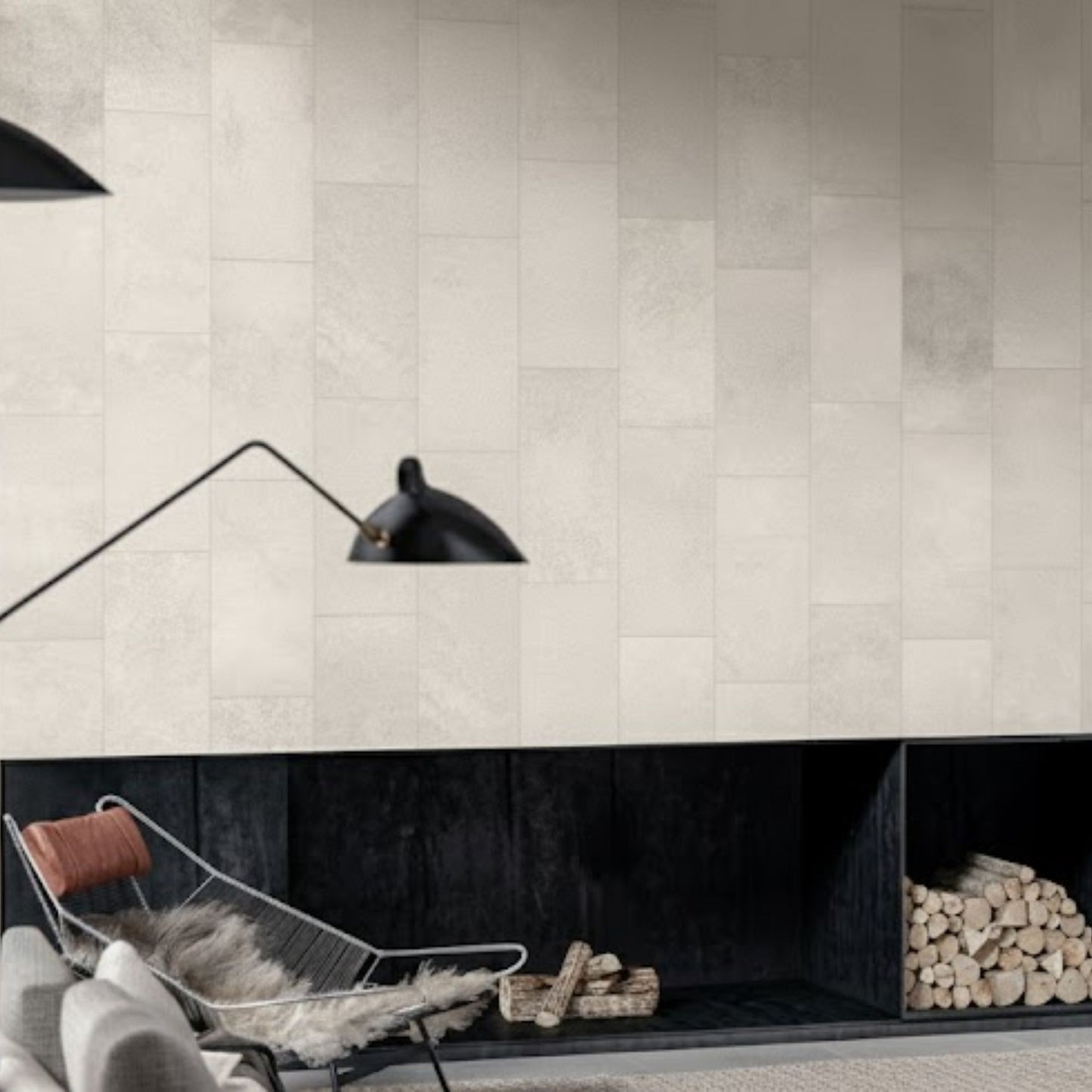 Pavimento cerâmico Dominó Everstone Cream 30x60cm visto por cima de uma lareira comum candeeiro à frente