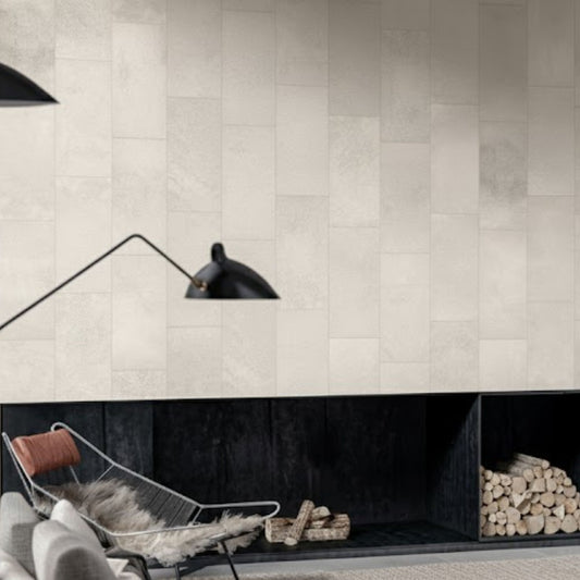 Pavimento cerâmico Dominó Everstone Cream 30x60cm visto por cima de uma lareira comum candeeiro à frente