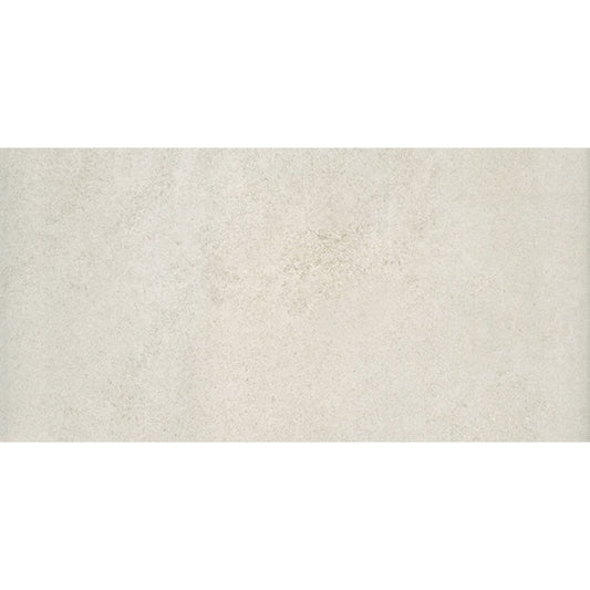 Alt text: 'Pavimento cerâmico Dominó Everstone Cream 30x60cm visto de perto'