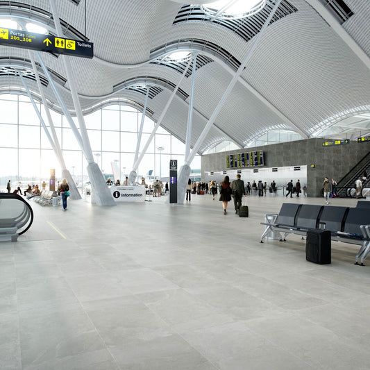 Terminal de aeroporto amplo e moderno com o pavimento cerâmico Unika Silver cinza claro aplicado numa grande área pública.