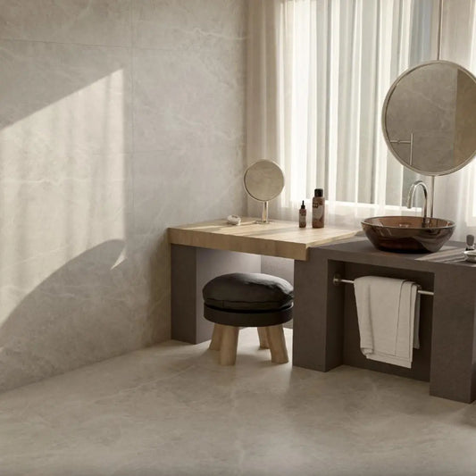 alt text= 'Pavimento e revestimento cerâmico Stone Cream 60,8x60,8 cm aplicado numa casa de banho moderna'