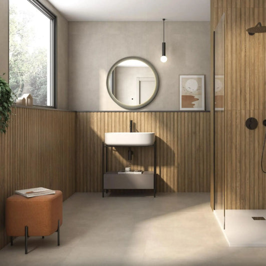 alt text= 'Pavimento cerâmico Viggo Fresno 60x120 cm aplicado numa casa de banho moderna, com design que imita a madeira clara'