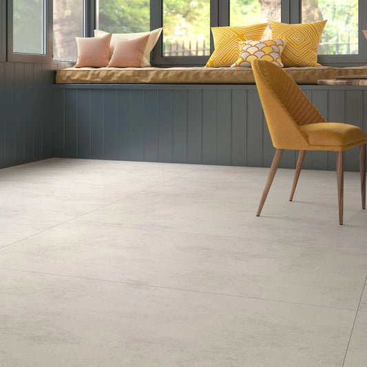 Alt text: 'Pavimento cerâmico EcoCeramic Norwich Perla 60x60cm numa sala de estar'