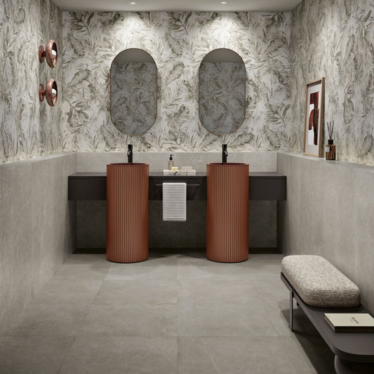 Casa de banho moderna com o pavimento cerâmico Sense Grey 60x60cm aplicado no chão e na parede inferior.