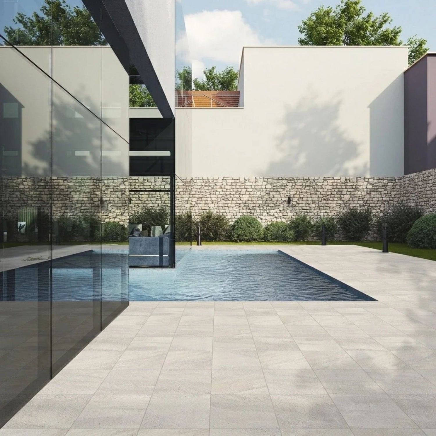 Área exterior de moradia e piscina pavimentada com cerâmica Certeca Hard Stone Sand 33x33cm.