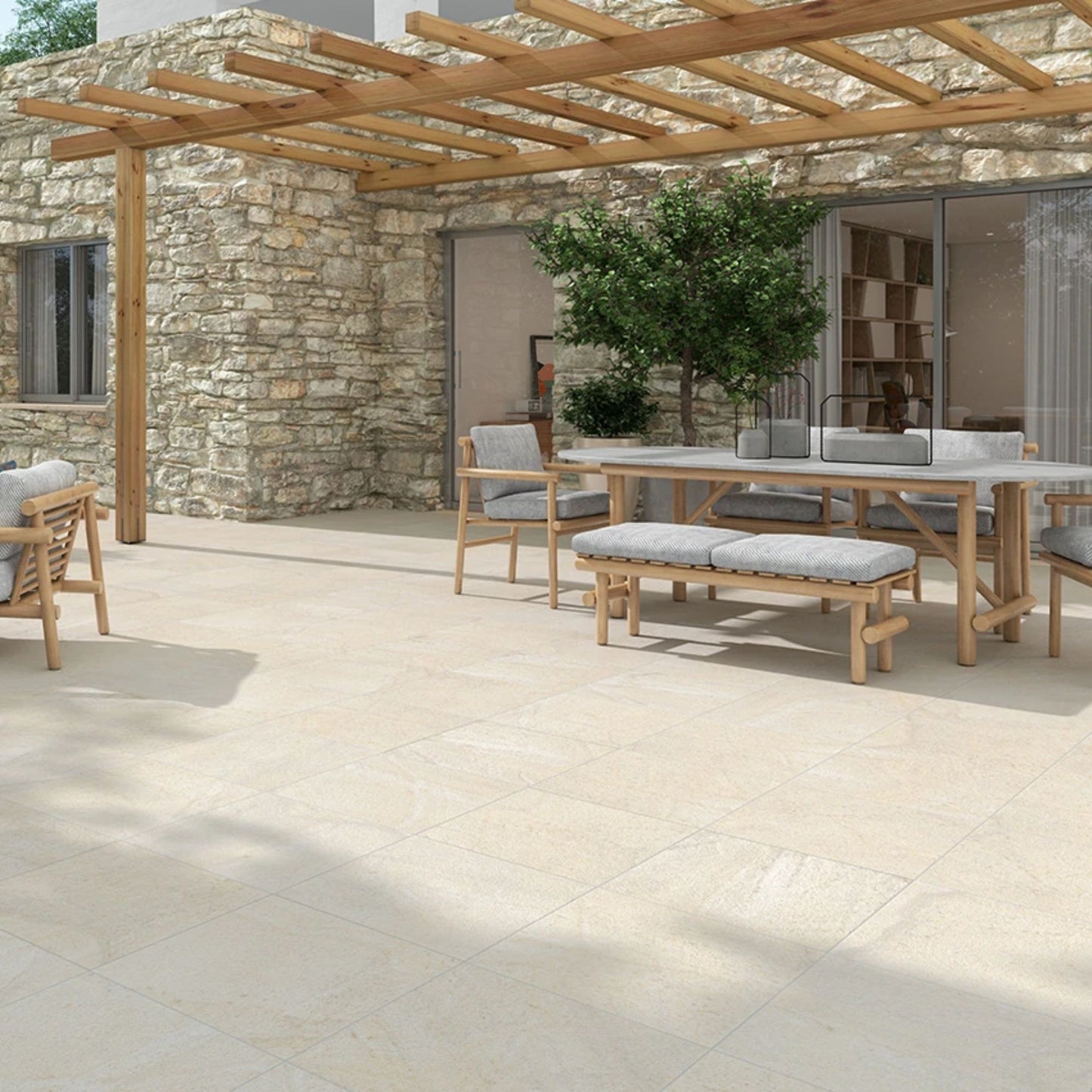 Pátio exterior pavimentado com cerâmico Cinca Assouan Stone Areia 60x60cm e zona de refeições de jardim.   