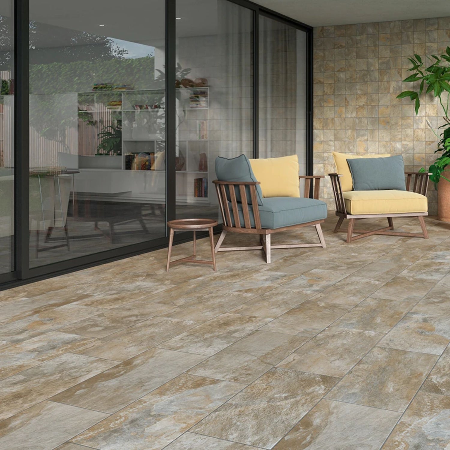 Varanda exterior pavimentada com cerâmico Cinca Splash Slate Grège 30x60cm e mobiliário de jardim.   