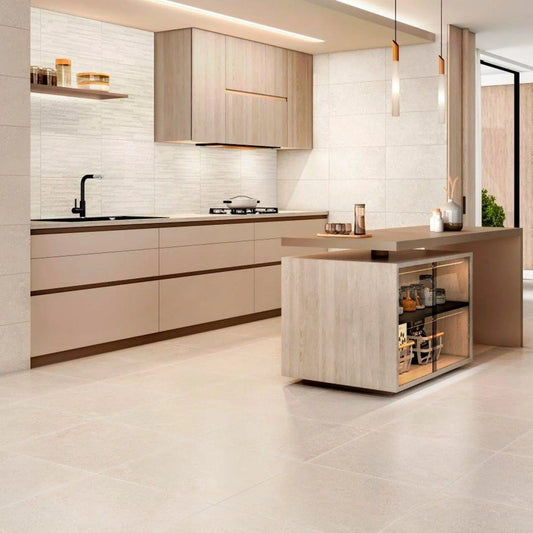 alt='Pavimento cerâmico Cosy Beige aplicado no chão de uma cozinha moderna com armários em madeira e bege.'