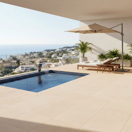 Pavimento cerâmico Cosy Beige aplicado no chão de varanda com piscina e espreguiçadeiras.