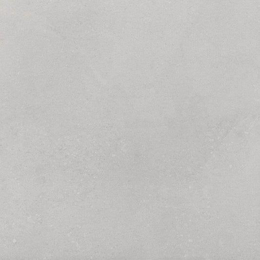 alt='Ladrilho de pavimento cerâmico quadrado Cosy Grey com textura de efeito cimento em tom de cinza claro.'