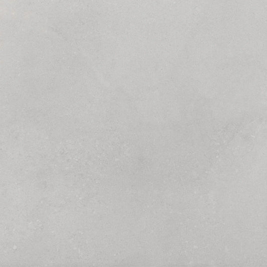 alt='Ladrilho de pavimento cerâmico quadrado Cosy Grey com textura de efeito cimento em tom de cinza claro.'