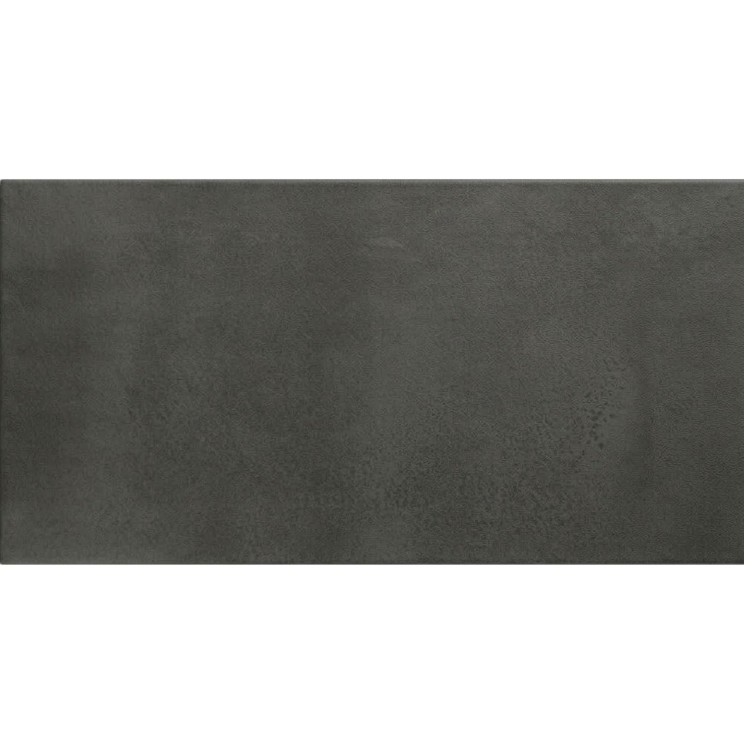 Textura em tom cinzento-escuro e acabamento suave do pavimento cerâmico Dominó Downtown Mist 30x60cm.