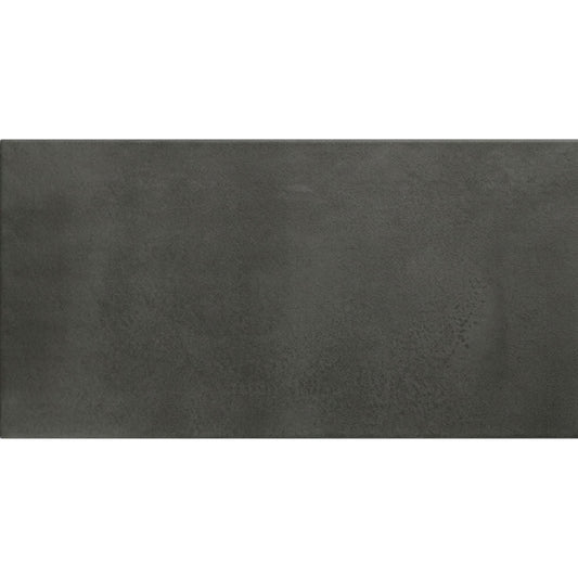 Textura em tom cinzento-escuro e acabamento suave do pavimento cerâmico Dominó Downtown Mist 30x60cm.