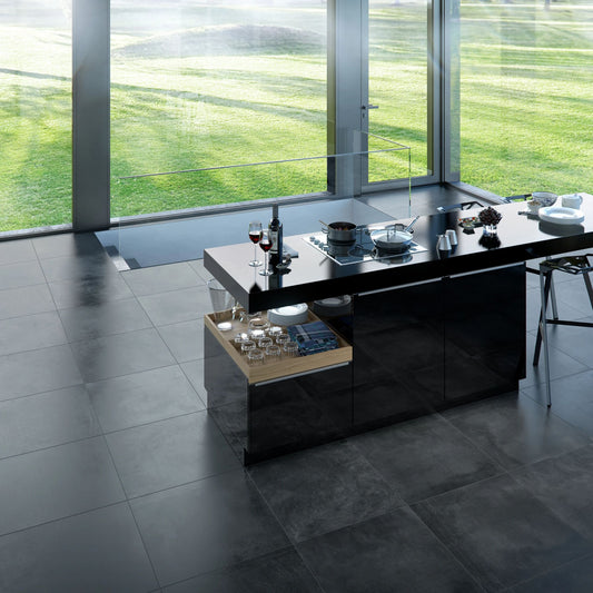 Cozinha moderna com pavimento cerâmico Dominó 60x60cm Newstreet Night e ilha central preta