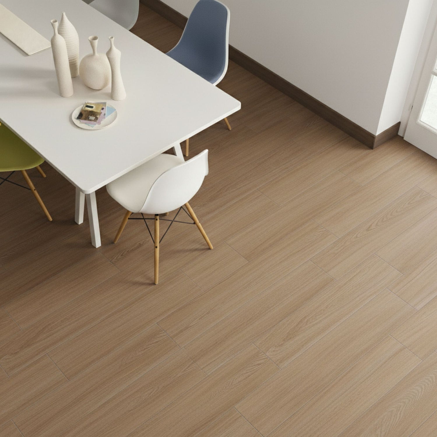 Peça única de pavimento cerâmico Natural Cream, exibindo a sua textura e veios realistas de efeito madeira num ambiente de sala.