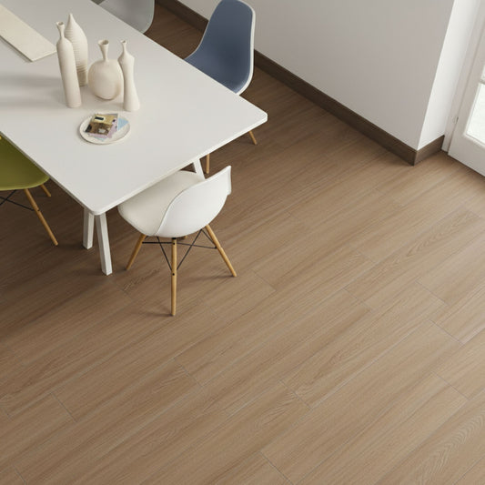 Peça única de pavimento cerâmico Natural Cream, exibindo a sua textura e veios realistas de efeito madeira num ambiente de sala.