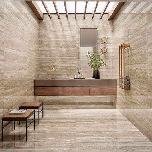 Pavimento e revestimento cerâmico Endless Travertino de 60x120cm aplicado numa casa de banho moderna com lavatório suspenso.