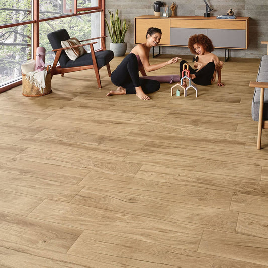 Alt text: 'Pavimento cerâmico NATIVE Dark Beige 20x100 cm instalado numa sala de estar com ambiente de yoga.'