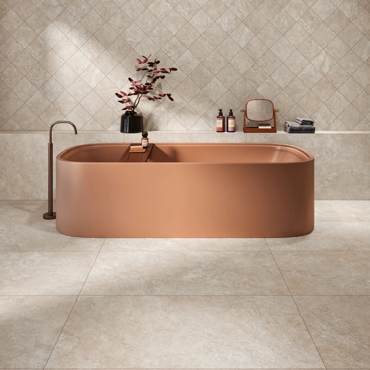 Casa de banho moderna revestida com pavimento e revestimento cerâmico Love Tiles Velvet Cross White e banheira terracota.