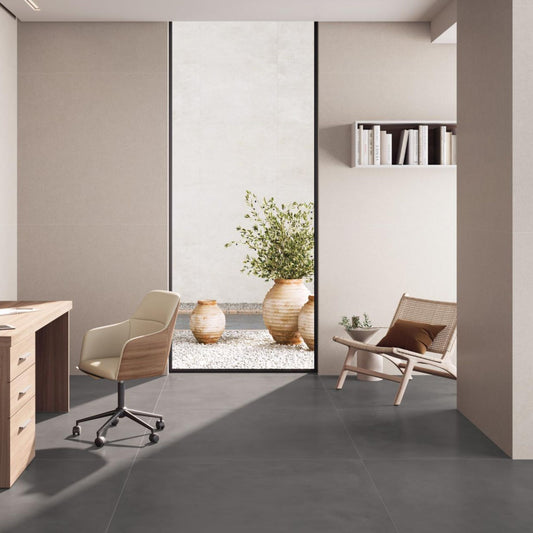 Pavimento cerâmico Pamesa 60x60cm Core Mix Taupe instalado no chão de um escritório moderno