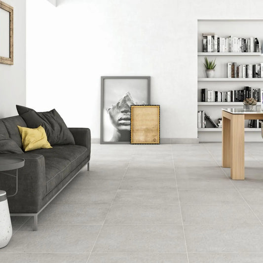 alt=' Pavimento cerâmico Pamesa Trent Perla 45x45cm aplicado numa sala de estar moderna'