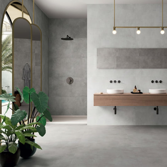 Casa de banho moderna e ampla com o pavimento cerâmico Pamesa Vita Gris 60x60 retificado aplicado no chão e na parede do duche.