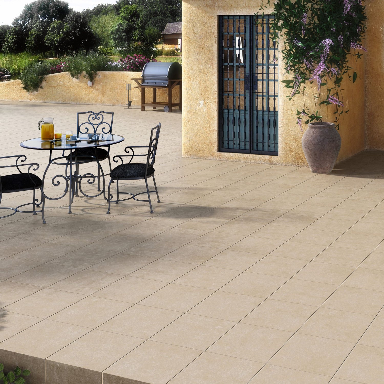 Terraço exterior pavimentado com cerâmico Recer Storm Beige 60x60cm e zona de refeição.   