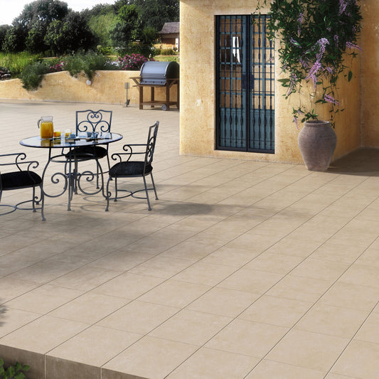 Terraço exterior pavimentado com cerâmico Recer Storm Beige 60x60cm e zona de refeição.