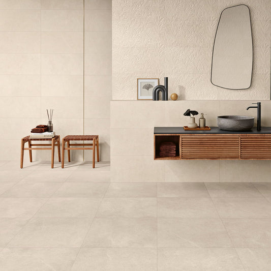 Pavimento e revestimento cerâmico Sense Beige 60x60cm aplicado numa casa de banho moderna com lavatório de pedra.