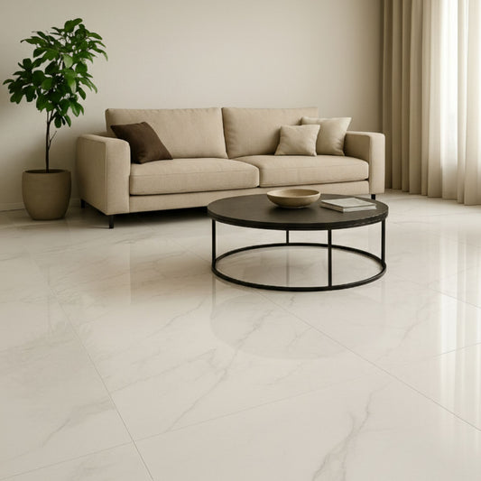 Pavimento cerâmico Staturio Café 60x120cm polido aplicado no chão de uma sala de estar moderna com sofá bege.