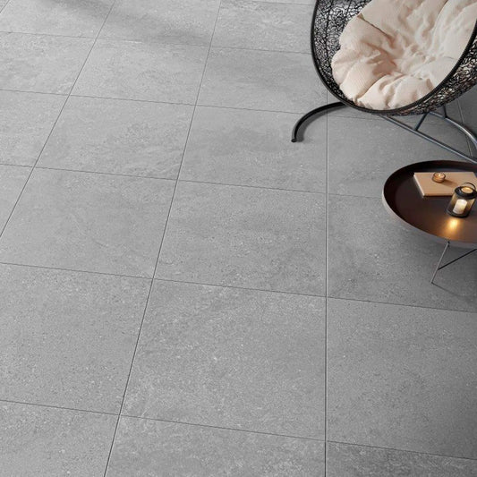 Pavimento antiderrapante COSY Dark Grey aplicado numa sala de estar com uma cadeira de baloiço e uma mesa de centro.