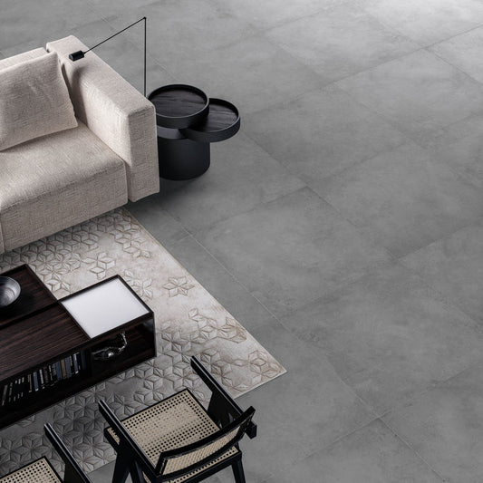 Sala de estar moderna decorada com pavimento cerâmico On Road Antracite cinza escuro e mobiliário contemporâneo.