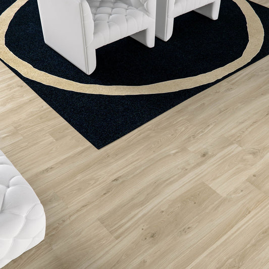 alt='Pavimento efeito madeira Lodge Beige Plus Eco aplicado numa sala de estar moderna com poltronas brancas.'
