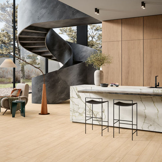 Sala moderna com pavimento cerâmico Margres Stage Cream 20x120cm de efeito madeira.