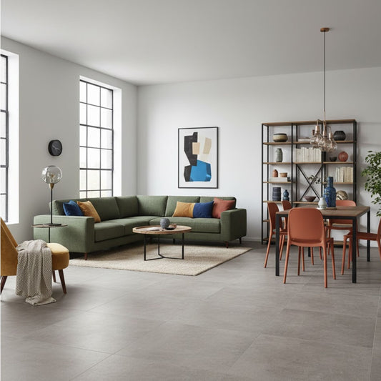 Pavimento cerâmico cinza UNDERGROUND Silver com acabamento de efeito cimento natural num ambiente e sala.