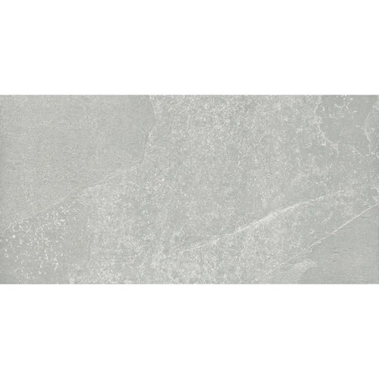 Close-up da textura do pavimento cerâmico 30x60cm Unika Silver, mostrando o seu acabamento efeito pedra e veios em tom cinza claro.