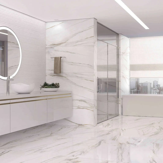 alt text= 'Casa de banho de luxo com chão e paredes revestidas com porcelânico polido Roca Calacatta Gold 60x120cm.'