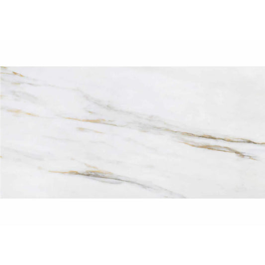 alt text= 'Detalhe do porcelânico Roca Calacatta Gold, mostrando os veios dourados e cinzentos sobre o fundo branco polido.