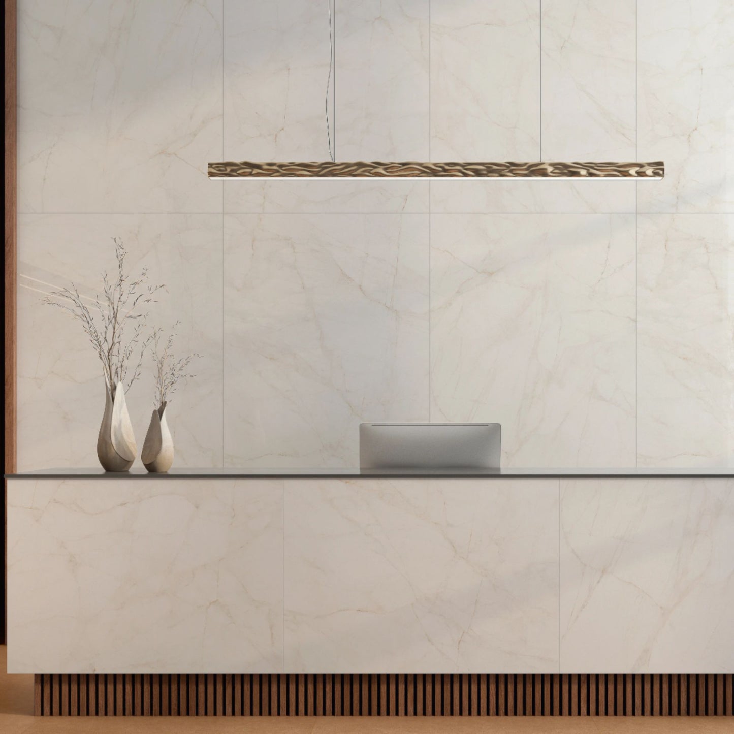 Balcão de receção moderno com revestimento em cerâmico Marble Dolomita Blanco e iluminação embutida, realçando a elegância do espaço.